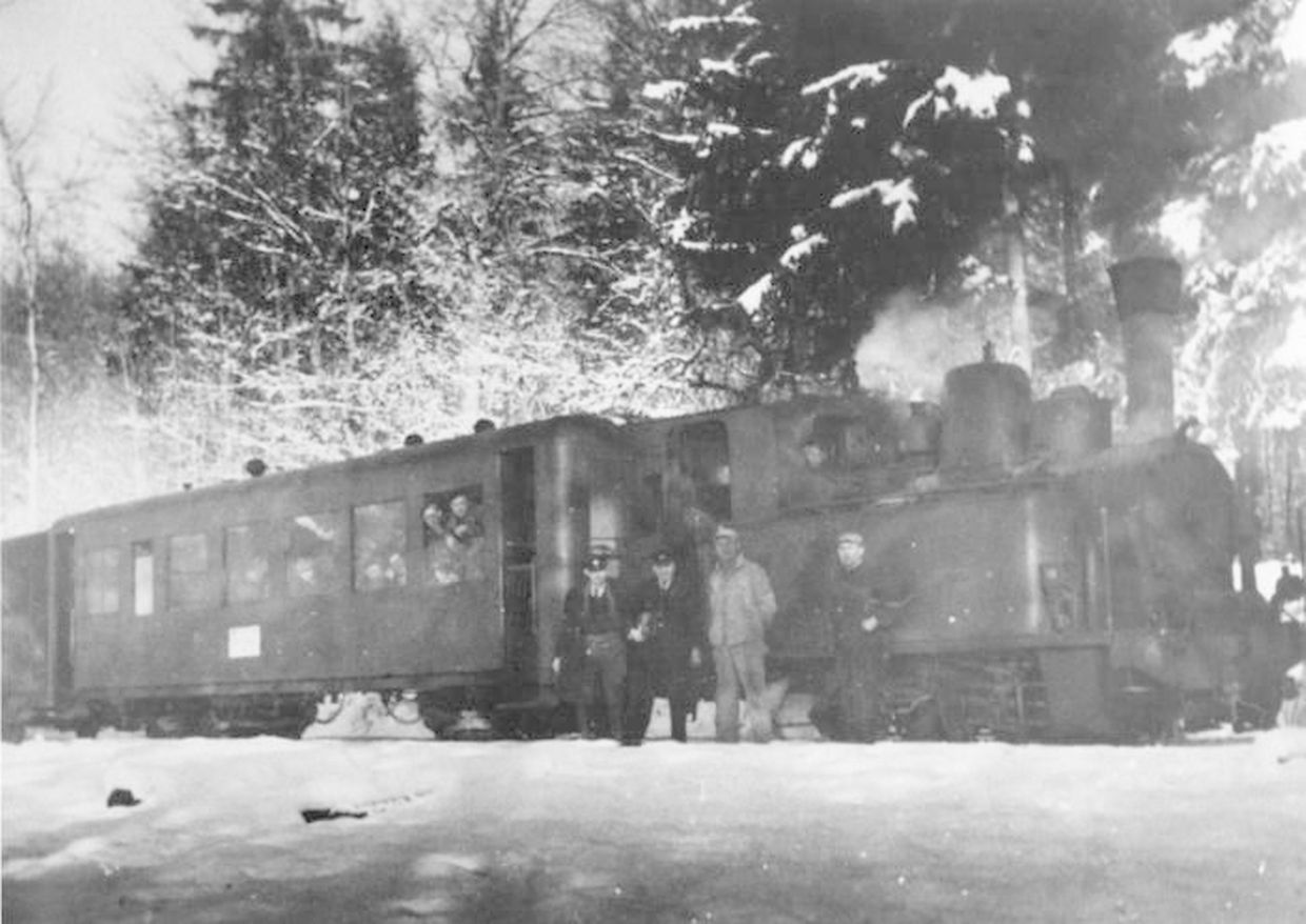 Die kleine Bimmelbahn im Winter auf ihrem Weg durch den verschneiten "Hueschterbësch.".