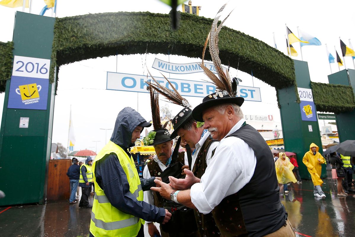 Sicherheits-Check: Auch die Herren mit dem Federhut müssen durch die Kontrolle.