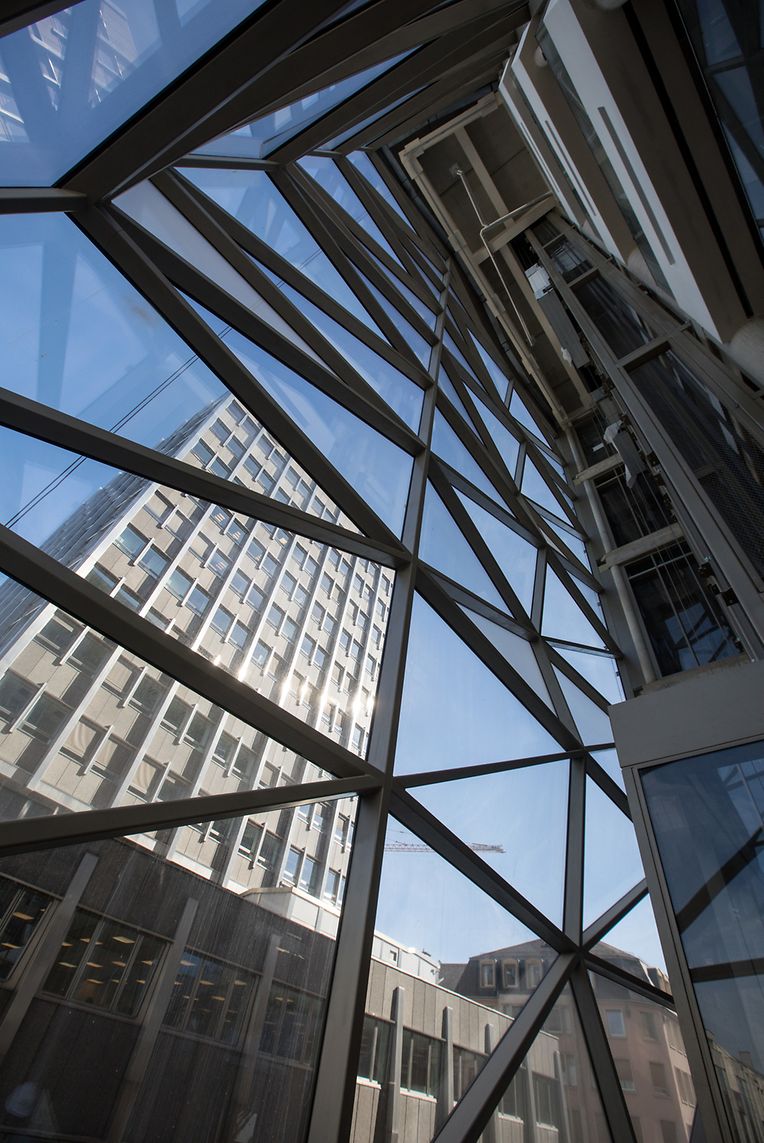 Ascenseurs installés, ne manque plus que les clients. Les premiers sont attendus pour fin octobre, début novembre.