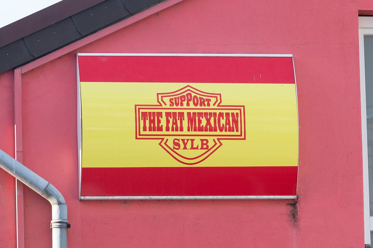 L'enseigne discrète est accrochée à la façade depuis novembre fait référence au logo du club. L'abréviation SYLB signifie «Soutenez vos Bandidos locaux».