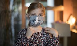 Lokales, Corona-Virus, Stéphanie Damm-Krauss näht Stoffmasken mit ihrer Tochter Charlie, Foto: Guy Wolff/Luxemburger Wort