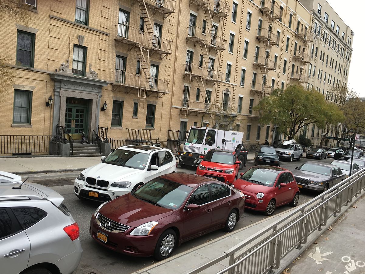 Autos stehen in einer Straße an der New Yorker Upper East Side. Ein großer Teil der Fahrzeuge stammt von nicht-amerikanischen Herstellern. 