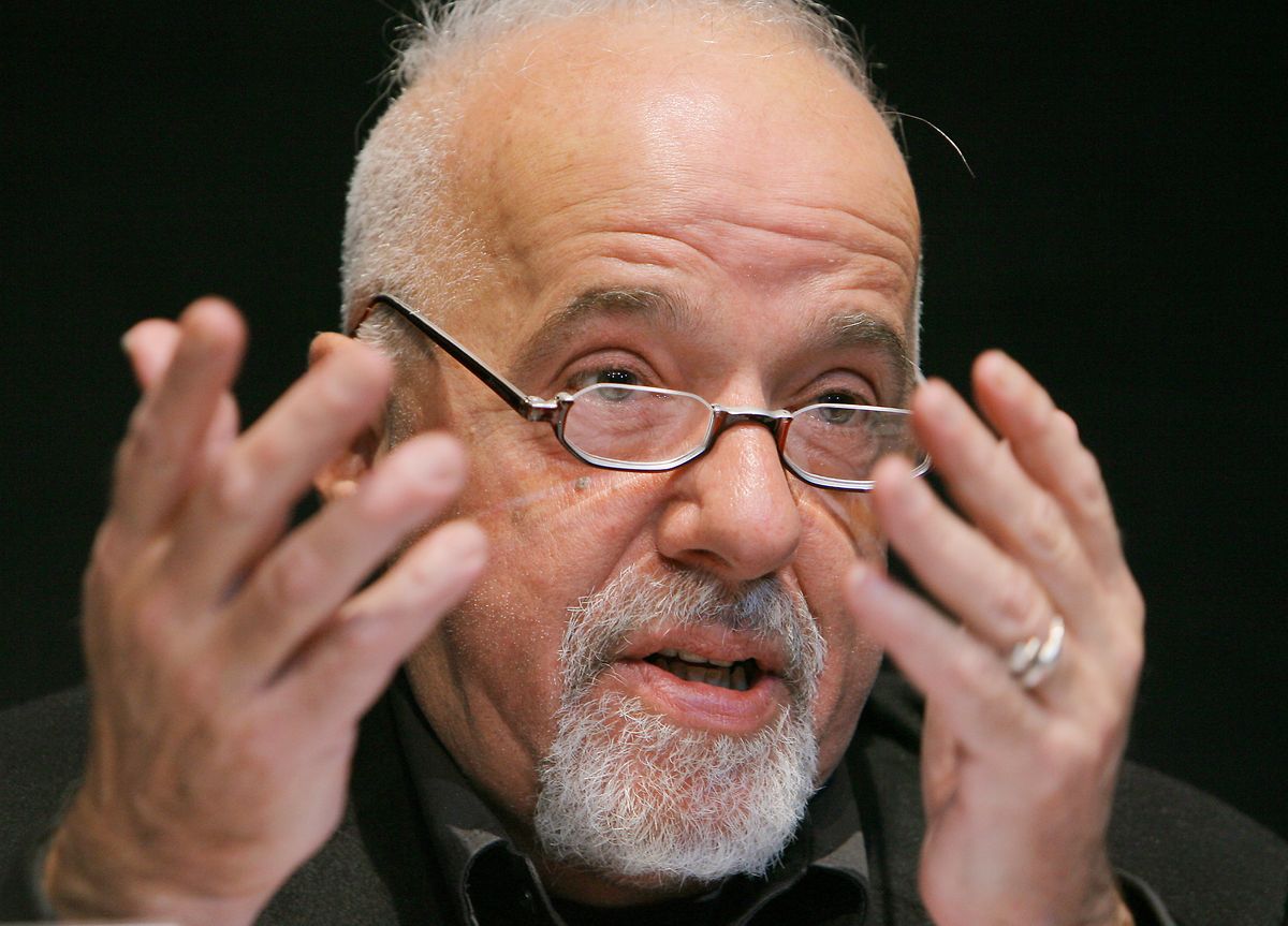 Der Schriftsteller Paulo Coelho wird durch Bücher wie „Der Alchimist“ zum Bestsellerautor.