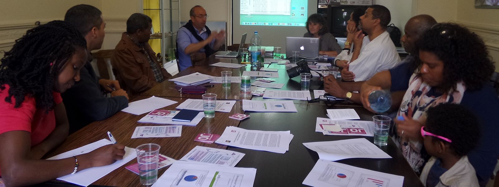Sérgio Ferreira e Laura Zucolli, da ASTI, estiveram à conversa com Clara Delgado, da Embaixada de Cabo Verde, dirigentes associativos e e alguns membros da comunidade cabo-verdiana