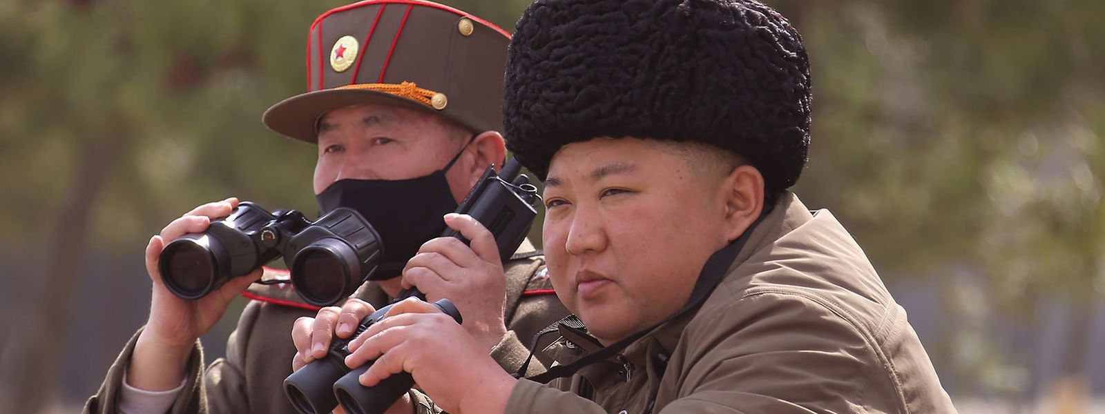 Nordkoreas Machthaber Kim Jong Un (r.) ist "oben ohne": Er trägt keinen Atemschutz trotz der Corona-Krise.