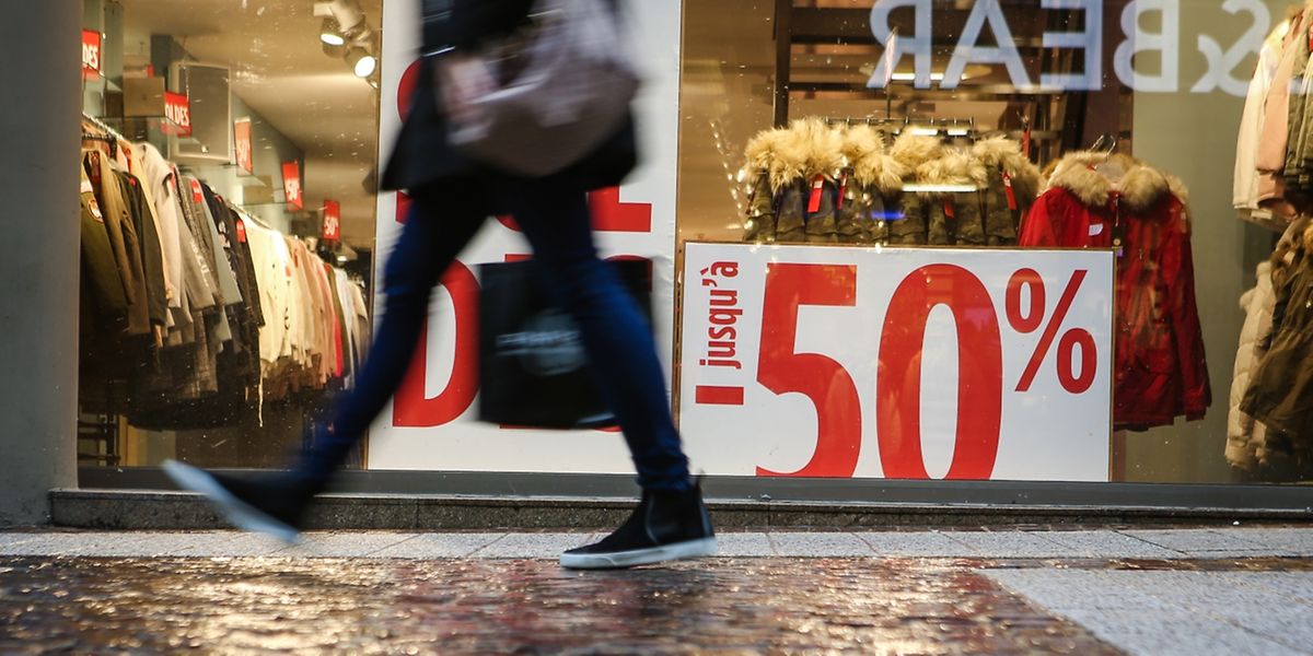 Alles muss raus: Während des Winterschlussverkaufs locken die Geschäfte mit Schnäppchen. 