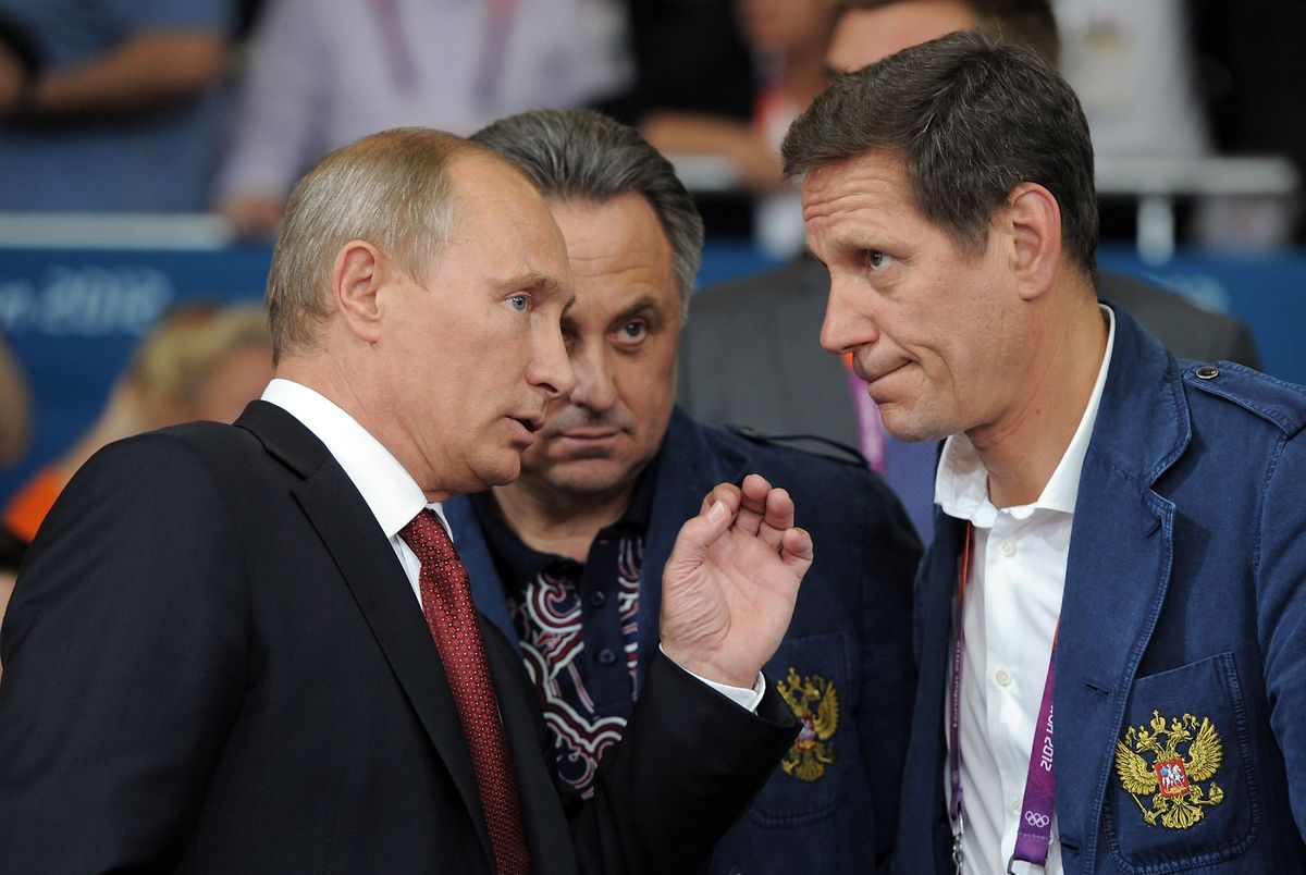 Russlands Präsident Vladimir Putin (l.) und Sportminister Vitaly Mutko (M., hier mit dem Präsidenten des nationalen Olympischen Kommitees, Alexander Zhukov) haben rund um den Dopingsskandal alle Hände voll zu tun.