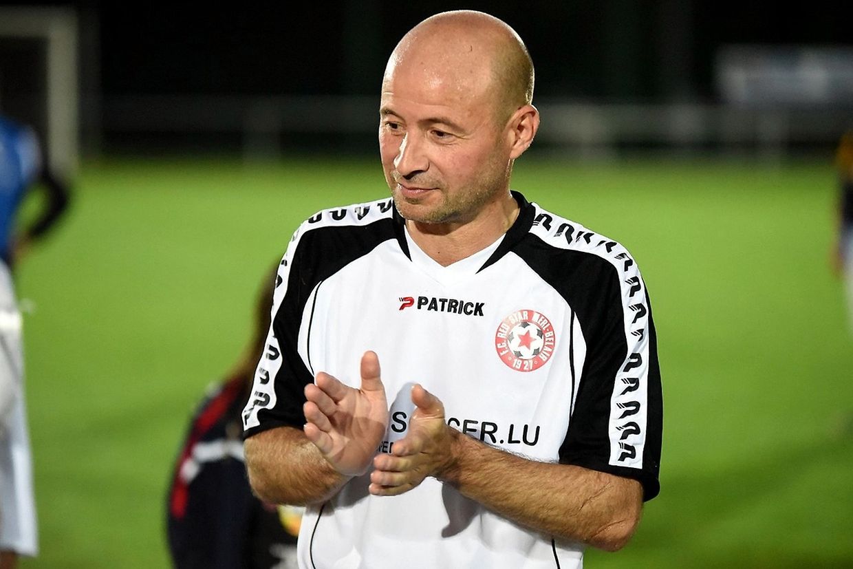 Äischdall (D1) - Merl (D2) 2-5. Vincent Di Gennaro félicitant ses troupes à la
fin du match.