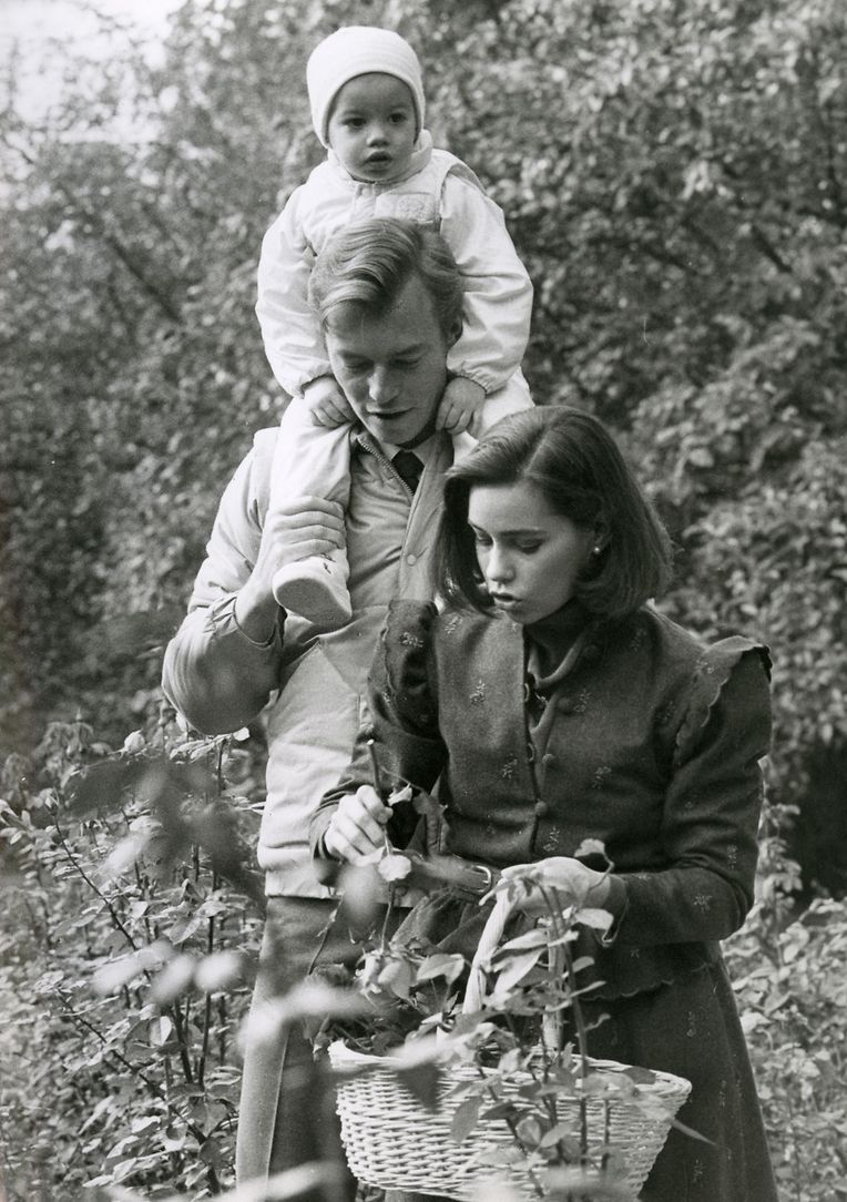 1983: Die junge Familie beim Erkunden der Natur.
