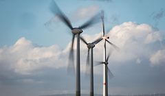 ARCHIV - 18.01.2018, Rheinland-Pfalz, Alzey: Windräder drehen sich auf einer Anhöhe in Rheinhessen. Der Landkreistag und der Gemeinde- und Städtebund schlagen dem Land Rheinland-Pfalz einen Kommunalen Klimapakt vor (zu dpa: «Kommunen machen Tempo beim Klimaschutz - Angebot an neue Regierung») Foto: Frank Rumpenhorst/dpa +++ dpa-Bildfunk +++