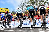 Die Fahrer auf den letzten 100 Metern - 6. Etappe - Mulhouse / La Planche des Belles Filles 160,5 km - Tour de France 2019 - Foto: Serge Waldbillig