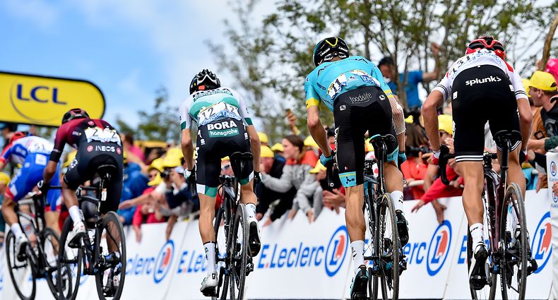 Die Fahrer auf den letzten 100 Metern - 6. Etappe - Mulhouse / La Planche des Belles Filles 160,5 km - Tour de France 2019 - Foto: Serge Waldbillig