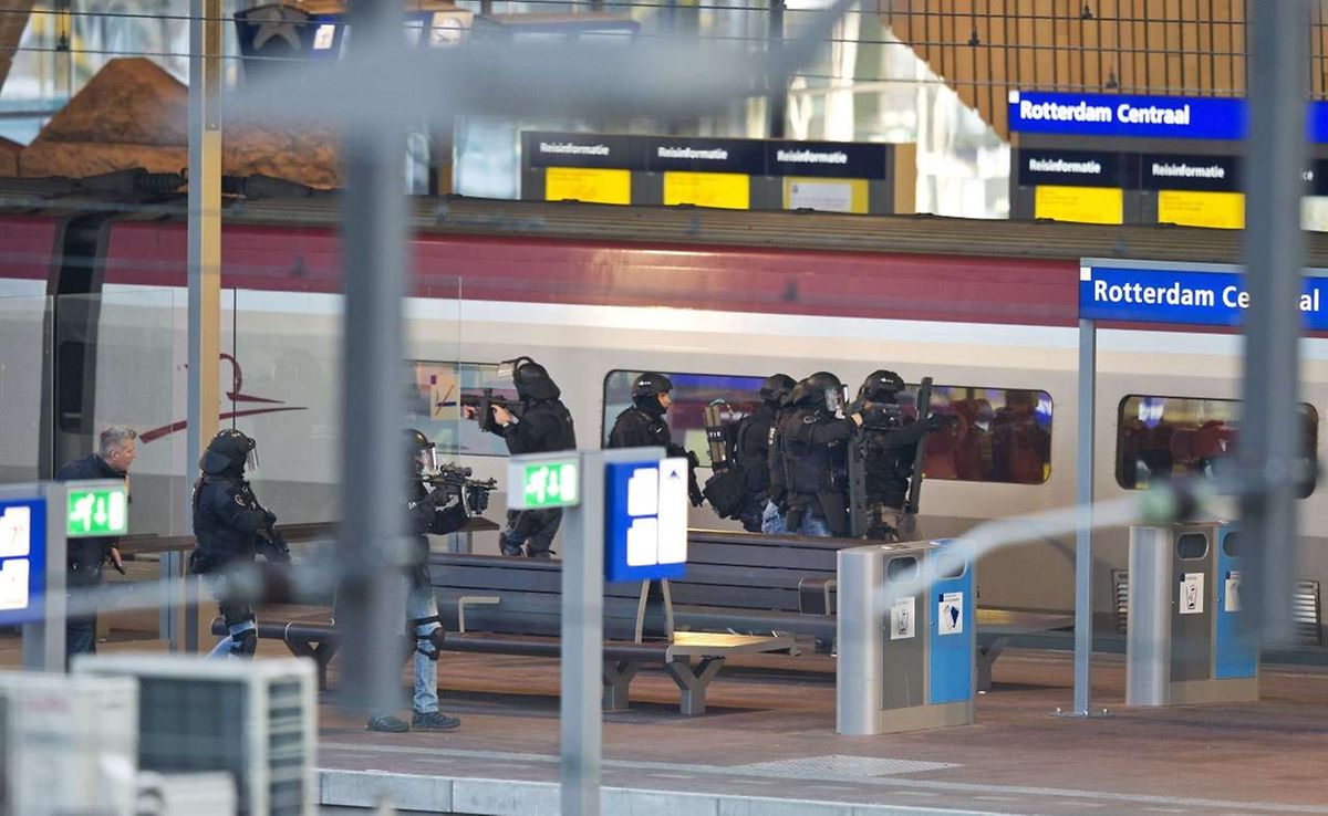 Spezialeinheiten der niederländischen Polizei umstellten den Zug.