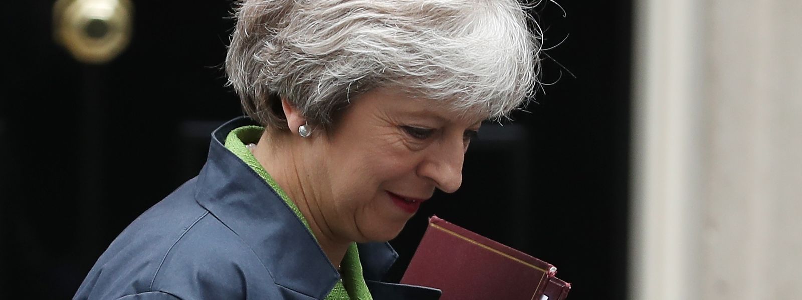 Premierministerin Theresa May vor der Haustür von 10, Downing Street.