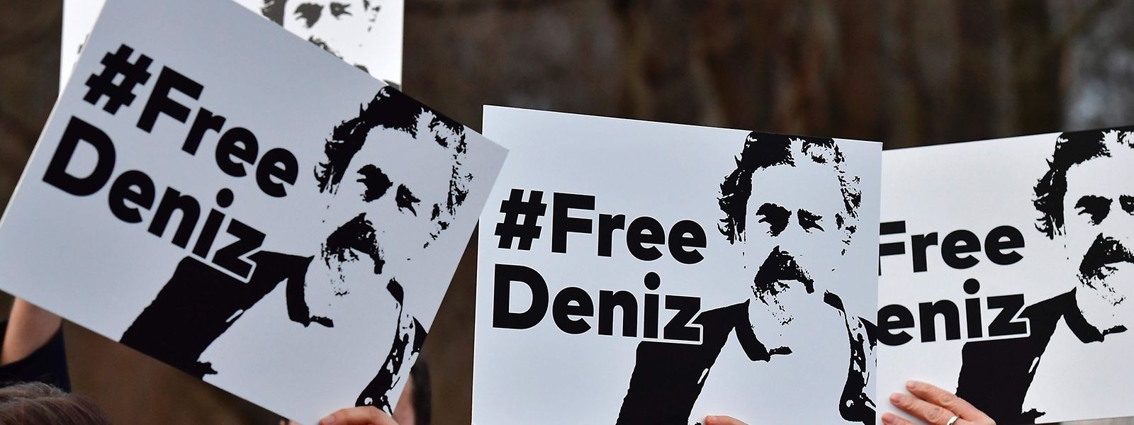 Unter dem Stichwort #FreeDeniz formiert sich die Unterstützung für Yücel - nicht nur in Deutschland.