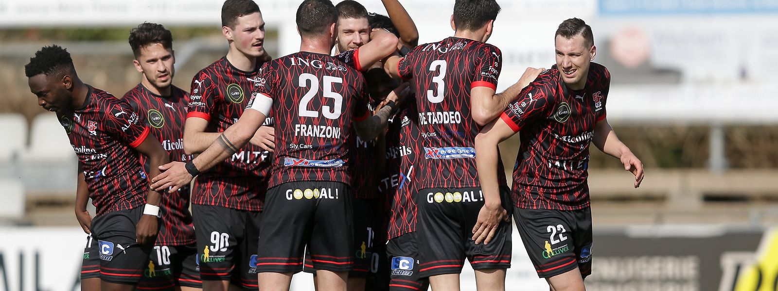 Kapitän Geoffrey Franzoni und seine Teamkollegen bejubeln den Befreiungsschlag.