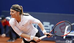Mandy Minella of Luxembourg serves against Elise Mertens of Belgium during the women single first round match at the Lugano Open at the Lido tennis club in Lugano, Switzerland on April 10, 2018 (Photo: Claude Diderich)