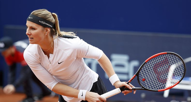 Mandy Minella of Luxembourg serves against Elise Mertens of Belgium during the women single first round match at the Lugano Open at the Lido tennis club in Lugano, Switzerland on April 10, 2018 (Photo: Claude Diderich)