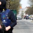 Unklar war zunächst, ob ein Großeinsatz der Polizei im Brüsseler Stadtteil Etterbeek am Samstag ebenfalls im Zusammenhang mit den Anti-Terror-Ermittlungen stand. Wie Augenzeugen dem Sender RTBF sagten, waren rund 50 Beamte im Einsatz. 