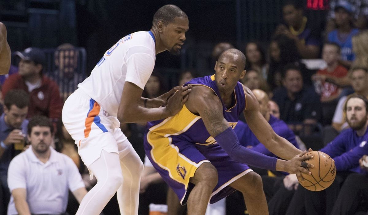 Kevin Durant (l.) war nicht immer ein Bewunderer von Kobe Bryant.