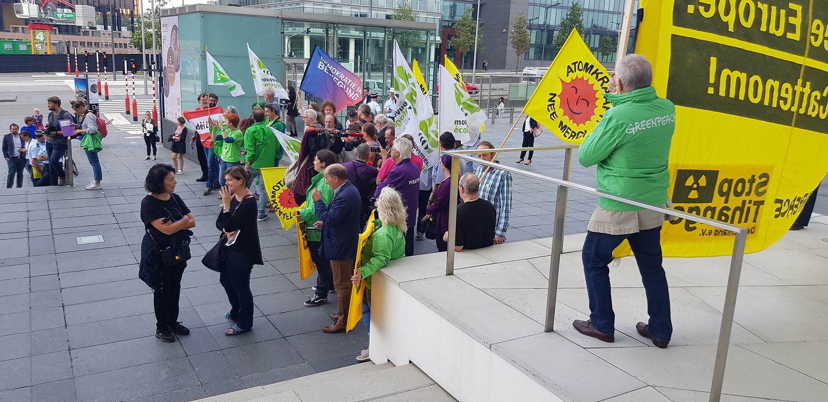 Auf der Place de l'Europe hatten sich Atomkraftgegner eingefunden, um beim französischen Präsidenten die Schließung des Kernkraftwerks in Cattenom einzufordern.