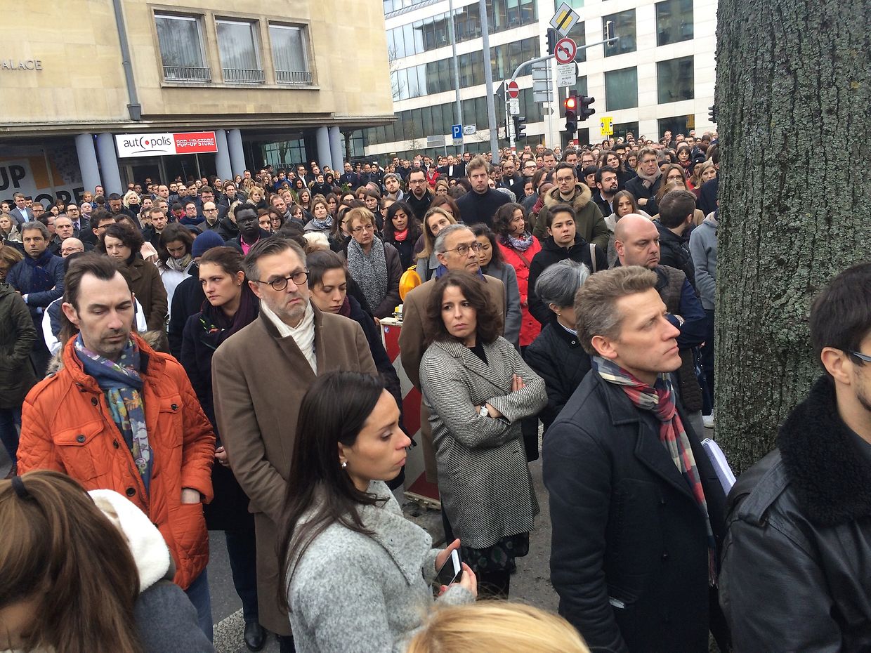 Dutzende Bürger nahmen ebenfalls an der Schweigeminute teil.