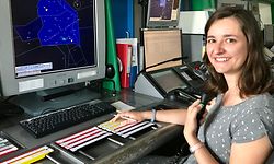 Estelle Muller an ihrem Arbeitsplatz im Radarraum.