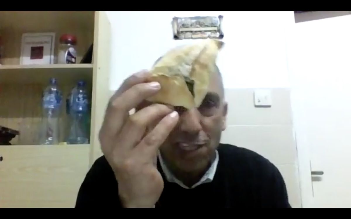 Mazin Qumsiyeh mostra o resultado do processo culinário de Abu