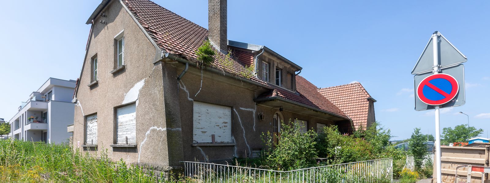 Dieses Haus an der Rue verte in Luxemburg-Cessingen steht seit sechs Jahren leer. Trotz eines genehmigtem PAP hat sich auf dem Grundstück und den umliegenden Parzellen nichts getan, kritisieren Déi Lénk.