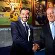 FC Porto's new coach Sergio Conceicao (L) shakes hands with Porto's President Jorge Nuno Pinto da Costa during his official presentation at the Dragao stadium in Porto, on June 8, 2017, after signing his new contract with the Portuguese club. / AFP PHOTO / MIGUEL RIOPA