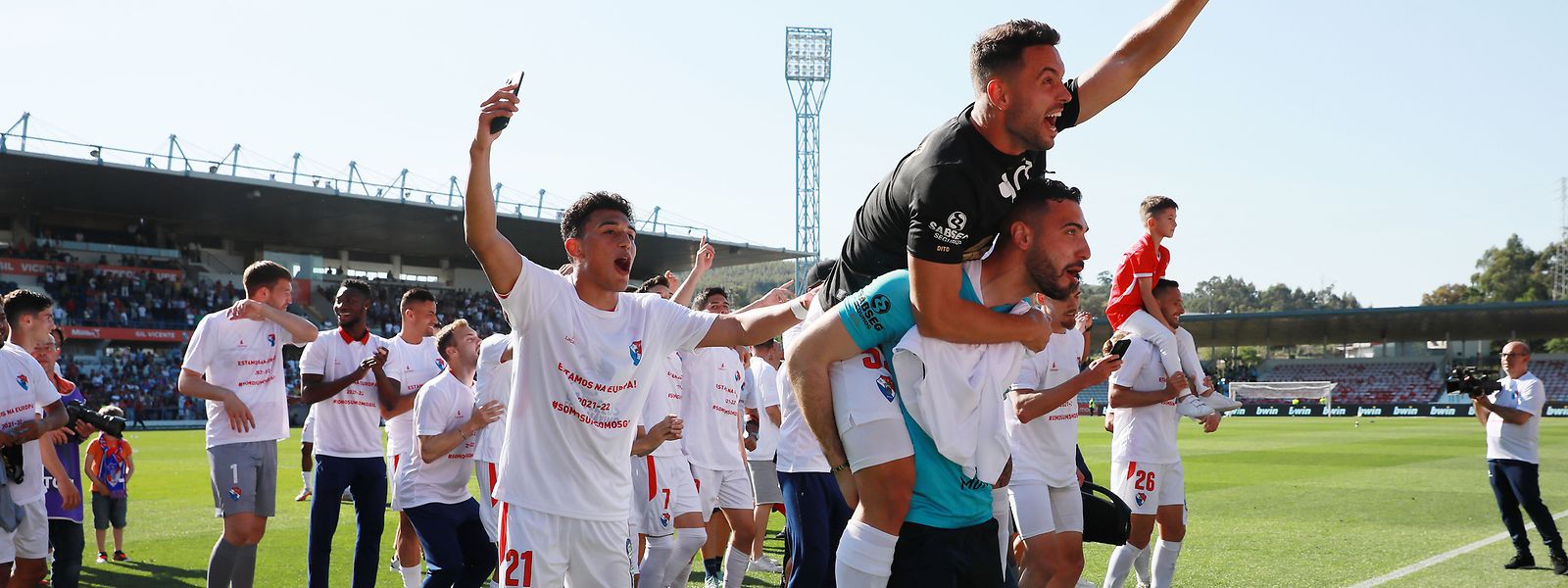 Os jogadores do Gil Vicente festejam a vitória por 3-0 contra o Tondela no fim de semana passado. Com a vitória ficou garantido o acesso à 2.ª pré-eliminatória da Conference League. 