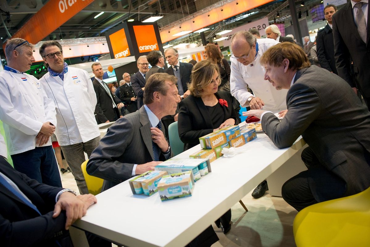 Auf dem Weg zu den Ausstellern: Das großherzogliche Paar auf Stippvisite auf der Frühjahrsmesse. 