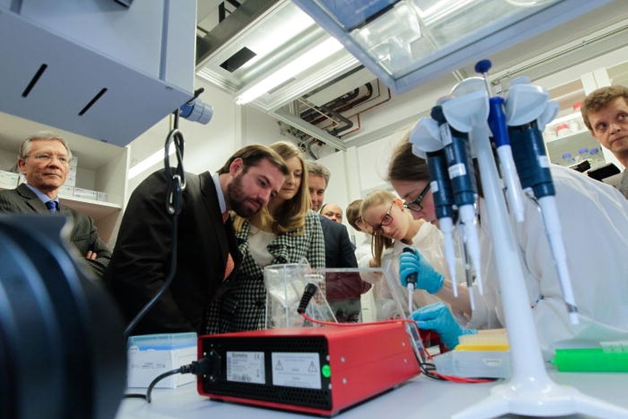 Das zukünftige Herrscherpaar ließ sich das Experiment erklären....