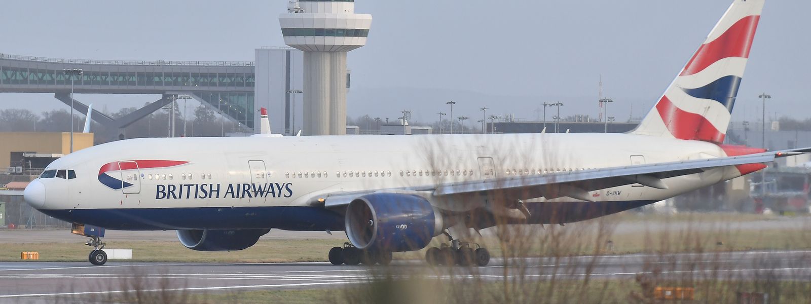 Ein Flugzeug von British Airways landet auf dem Flughafen Gatwick. Der seit Tagen wegen umherfliegender Drohnen behinderte Flugverkehr des Londoner Airports Gatwick soll am Samstag wieder zum Normalbetrieb zurückkehren.