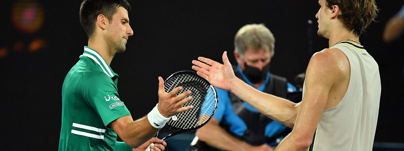 Novak Djokovic ist um Nuancen besser als Alexander Zverev (r.).