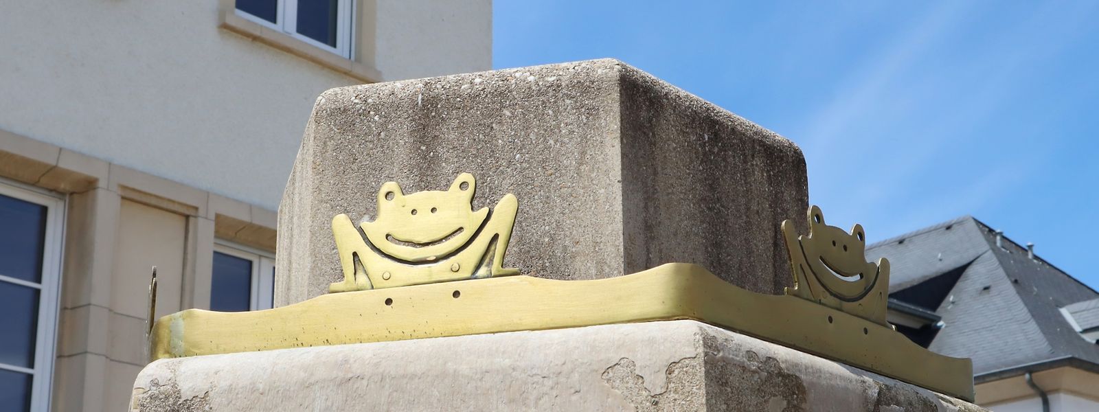 Der Frosch gehört zu Bettendorf wie der Esel zu Diekirch. Den Brunnen zierten ursprünglich zwei Reihen mit Messingfröschen.