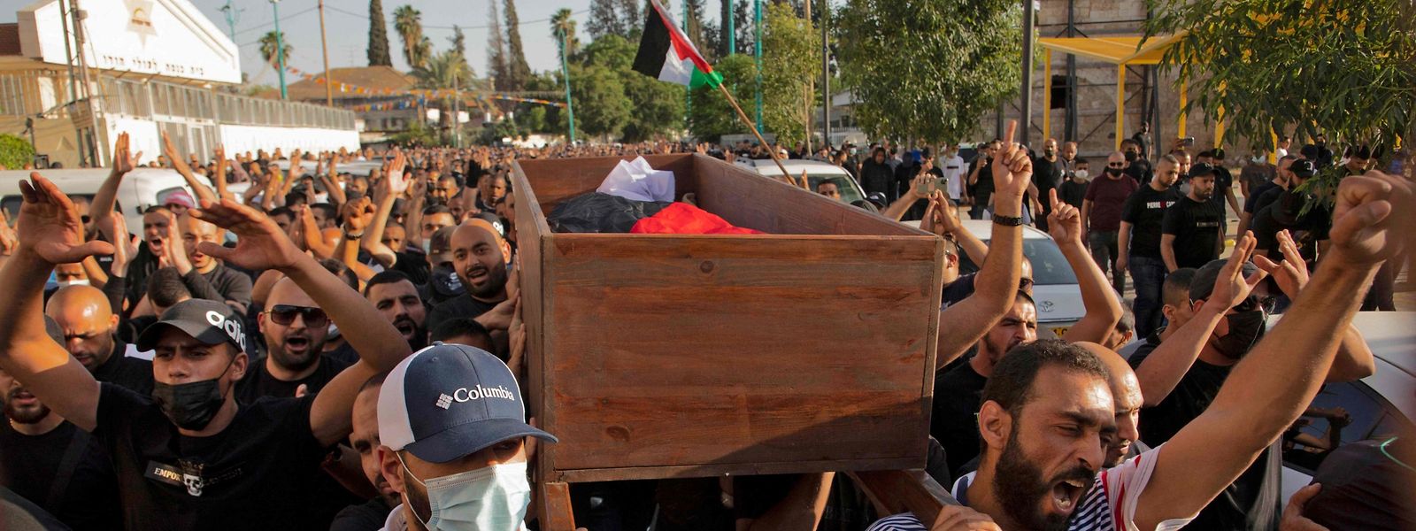 Bei der Beisetzung eines Arabers, der im Zuge von Auseinandersetzungen mit israelischen Sicherheitskräften ums Leben kam, bekunden arabische Israelis in Lod bei Tel Aviv ihren Unmut über das israelische Vorgehen.