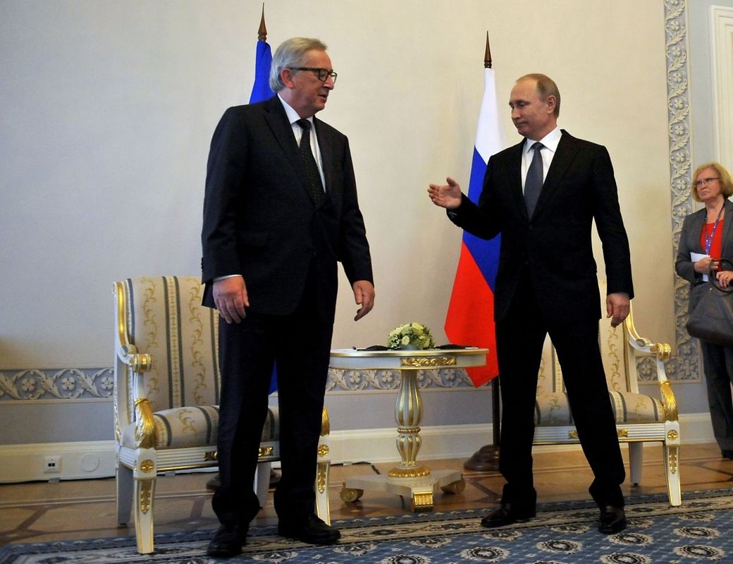 Zwei, die sich kennen: Russlands Präsident Vladimir Putin trifft sich mit EU-Kommissionspräsident Jean-Claude Juncker am Rande des St. Petersburg International Economic Forum im Konstantinovsky-Palast bei Sankt Petersburg.