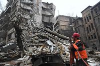 Quase dois mil edifícios desabaram em consequência do grave sismo desta madrugada na Turquia e Síria.