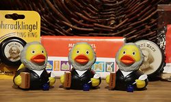 Karl Marx in Plastik: Auch keine Gnade vor dem Quitsche-Entchen