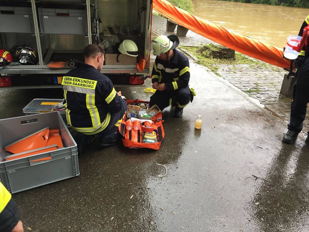 An der Sauer musste eine Ölsperre errichtet werden, nachdem in Grundhof ein Heizöltank ausgelaufen war.