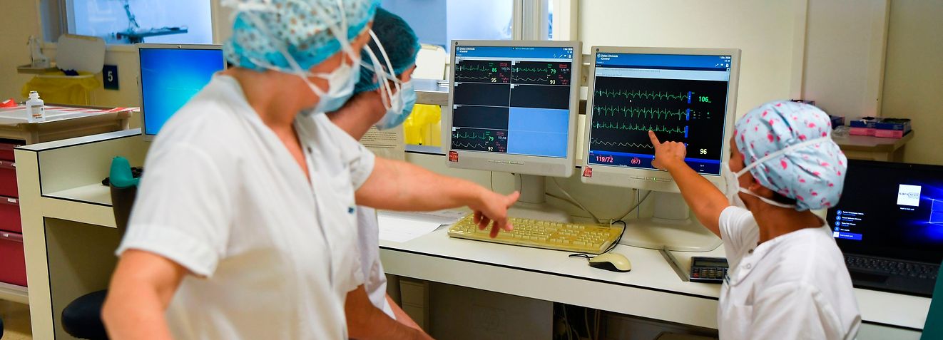 Healthcare workers check computers' screens at the Intensive Care Unit (ICU) of the University Hospital in Igualada on December 1, 2020. - Spain said today it is buying more than 50 million additional doses of Covid-19 vaccines from three different labs, bringing the total number it will acquire to 105 million. Spain has been badly hit by the pandemic, suffering nearly 1.6 million confirmed infections -- the European Union's second-highest number after France -- and more than 45,000 deaths, although that figure only counts those who formally tested positive for Covid-19. (Photo by Pau BARRENA / AFP)