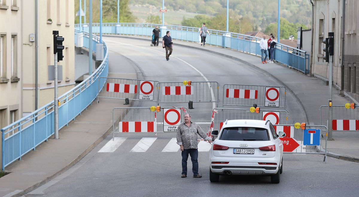 Durchgang vorerst nur für Fußgänger. Obwohl die Absperrungen in Deutschland abgebaut worden waren, blieben jene in Luxemburg vorerst stehen. 

