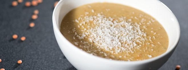 Rote Linsen schmecken auch in der Asiaküche: Zusammen mit Kokosmilch und Kokosflocken wird aus ihnen eine leckere Suppe.