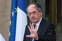 ARCHIV - 11.07.2016, Frankreich, Paris: Noël Le Graët, Präsident des französischen Fußball-Verbandes FFF, gestikuliert beim Verlassen des Élyséepalastes. Le Graët räumt vorerst seinen Posten als FFF-Präsident (zu dpa: «Französischer Fußballverbandschef räumt vorerst Posten») Foto: Jeremy Lempin/EPA/dpa +++ dpa-Bildfunk +++