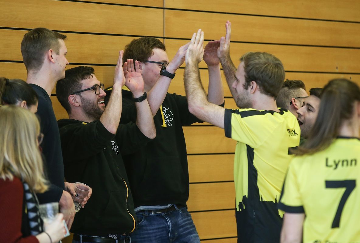 Freudiges Wiedersehen: Auf dem Campus Geesseknäppchen war am Donnerstag einiges los.