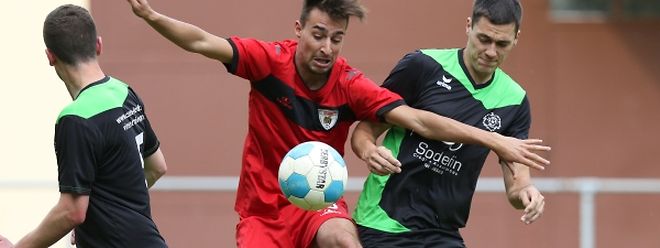 Fabio da Rocha Oliveira (Dalheim, en rouge) en duel avec Christophe Heintz (Ehnen)