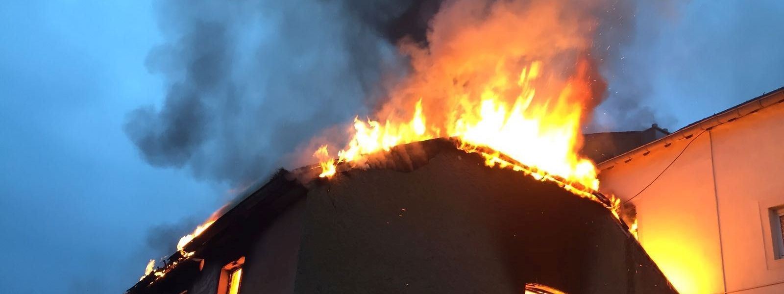 Beim Eintreffen der Rettungskräfte stand das Dach eines angrenzenden Gebäudes lichterloh in Flammen.
