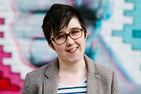 A handout picture released by Jess Lowe Photography on April 19, 2019 and taken on May 19, 2017 shows journalist and author Lyra McKee posing for a photograph in Belfast. - Journalist Lyra McKee was shot dead overnight during riots in the Creggan area of Derry, Northern Ireland, in what police on April 19, 2019 were treating as a terrorist incident following the latest upsurge in violence to shake the troubled region. (Photo by Jess LOWE / JESS LOWE PHOTOGRAPHY / AFP) / RESTRICTED TO EDITORIAL USE - MANDATORY CREDIT "AFP PHOTO / JESS LOWE PHOTOGRAPHY " - NO MARKETING NO ADVERTISING CAMPAIGNS - DISTRIBUTED AS A SERVICE TO CLIENTS