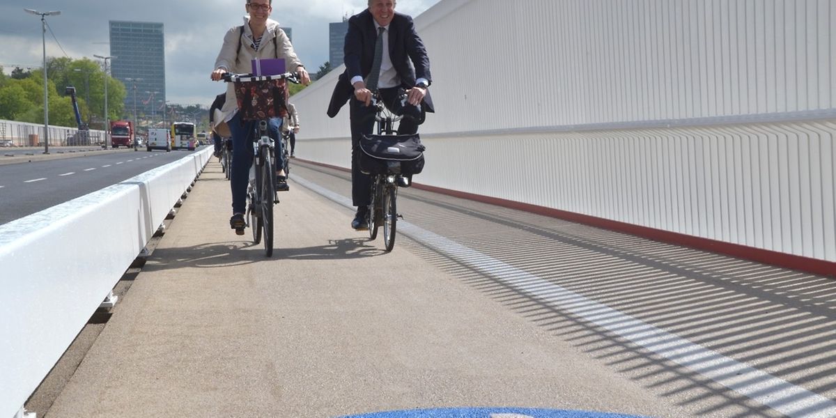 Faire du vélo par exemple «réduit les coûts mais aussi notre empreinte environnementale», souligne le MDDI.